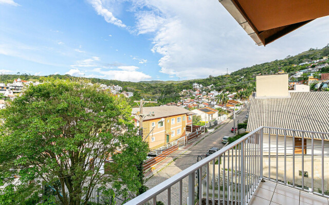 Apto com varanda a 3 min da UFSC RAF005