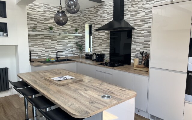 The Broadway Beach Homes Airbnb With Hot tub