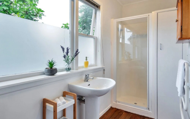 Sunny Grey Lynn Holiday Home