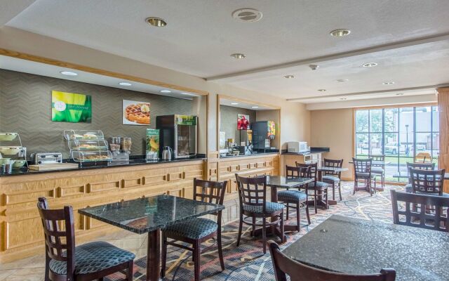 Cardinal Inn & Suites