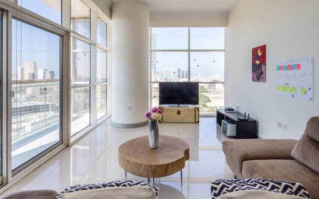 Premier 2BR Apartment in JVC Community - Sleeps 5!