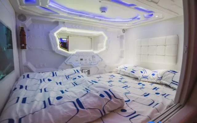 Hashtag.Capsule.Hostel