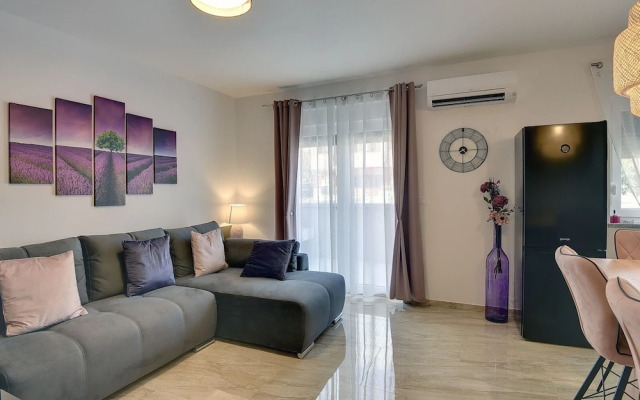 Modern Apartment With Terrace