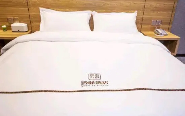 Zhenning Qianyi Hotel