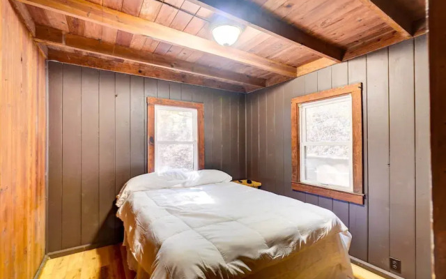 Gatlinburg Cabin: Hot Tub & River Views