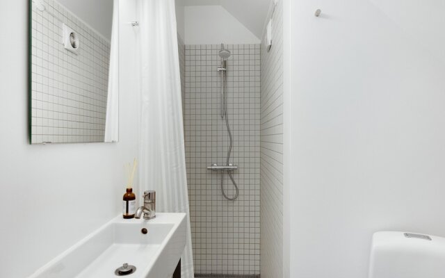 Sanders Saint - Nice 1-bdr Apt by the Canals