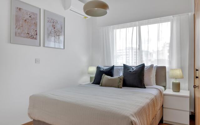 Phaedrus Living: Romanou Modern City Center Flat