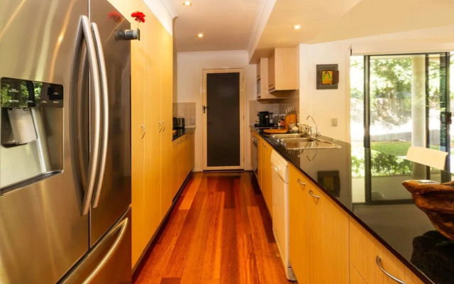 Luxurious 3 Bedroom Home In Indooroopilly Close To CBD