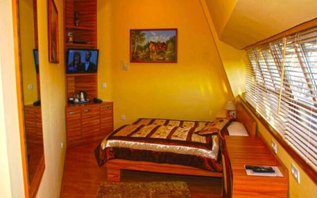 Piramida Hotel & Restaurant