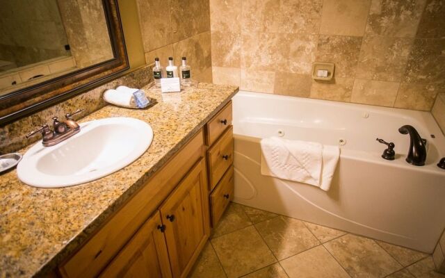 Silverado Lodge with Easy Pool Access by RedAwning