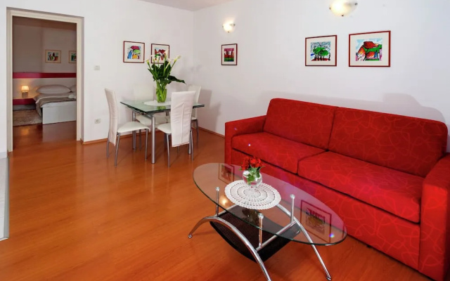 Apartment with Shared Pool, Terrace, A/C And Wifi 800 M From the Beach - Apartment in Porec - Photo 5
