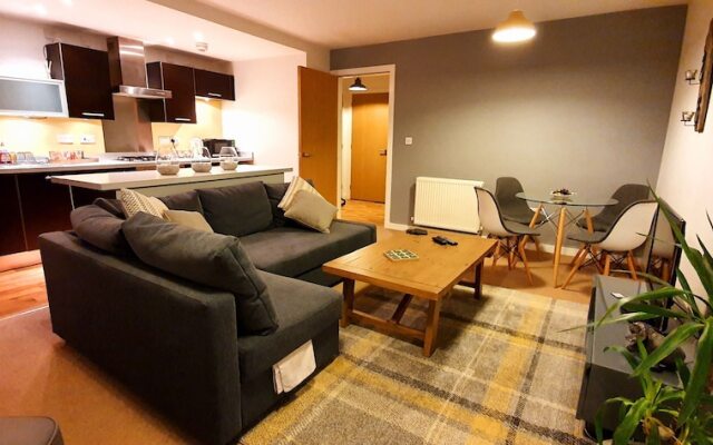 Luxury Apt. Next to Station