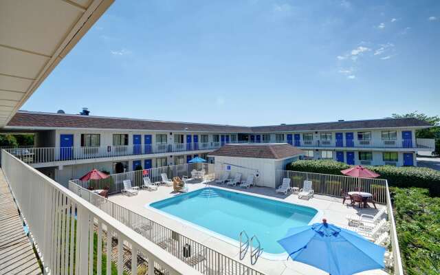 Motel 6 Windsor Locks, CT - Hartford