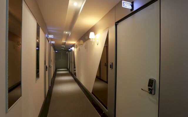 D-day Hotel