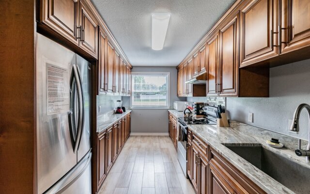 A Large Tropical 7 Bedroom Estate by RedAwning