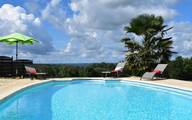 Luxurious Holiday Home with Swimming Pool in Meyrals