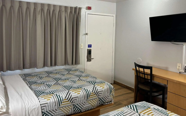 Motel 6 Riviera Beach, FL