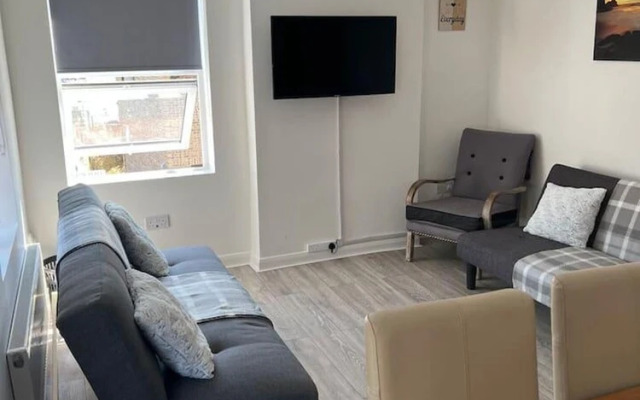 Impeccable 5-bed Apartment in Southend-on-sea