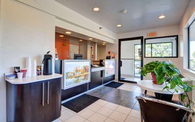 Motel 6 Windsor Locks, CT - Hartford