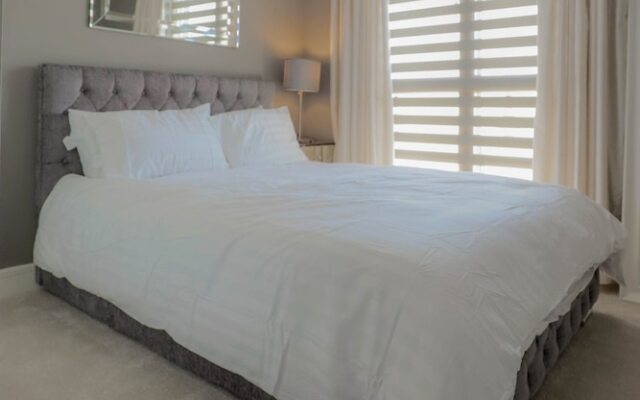 Apartment Overlooking Canal 2 Bedroom