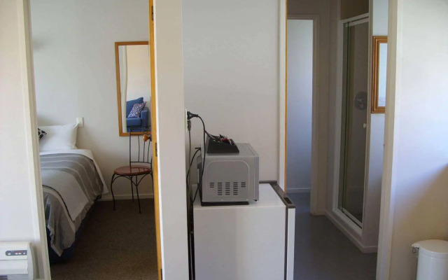 Tudor Court Motel