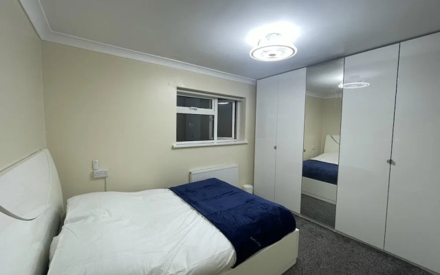 New Luxury Modern House Near Airport Free Parking