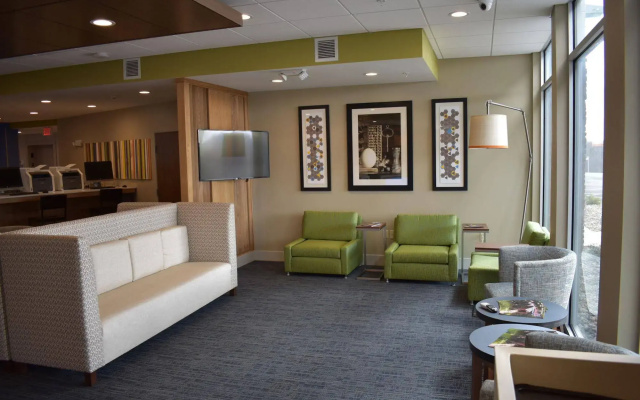 Holiday Inn Express & Suites Parkersburg East by IHG