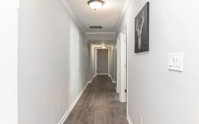 Stylish 3BR 3BA Colonial House by Cozysuites