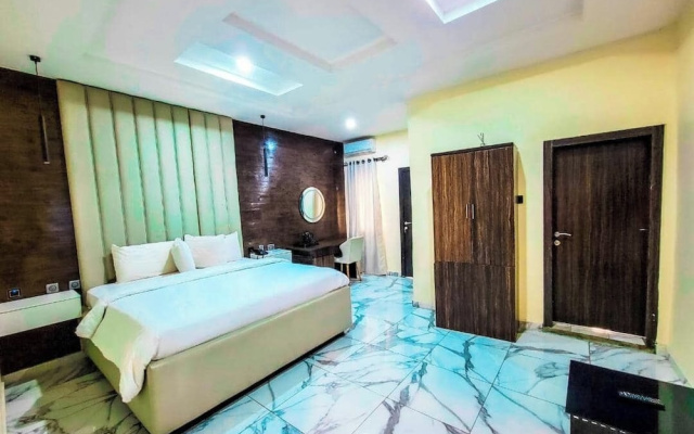 Four Crowns Serviced Apartment