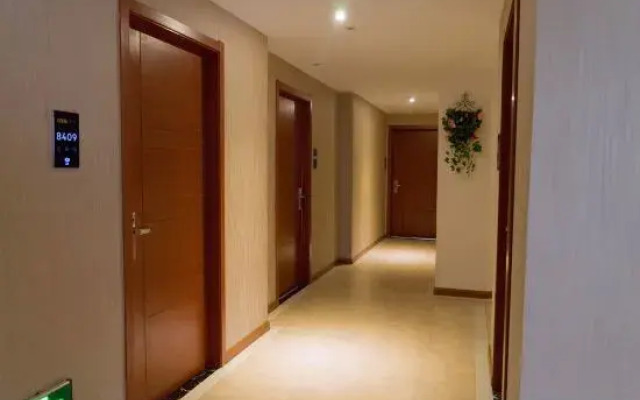 Cloud Hening and Manhua Hotel