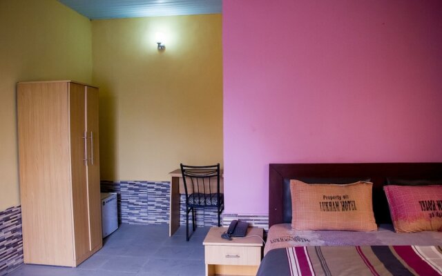 Lukham Crown Hotel