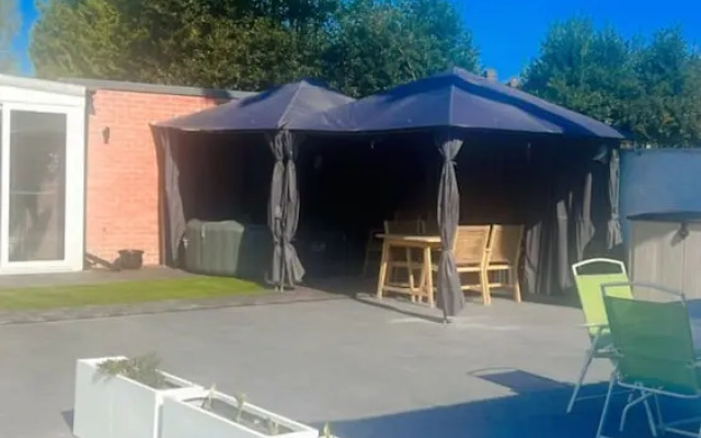 Stylish 6-bed Retreat With Parking and Jacuzzi