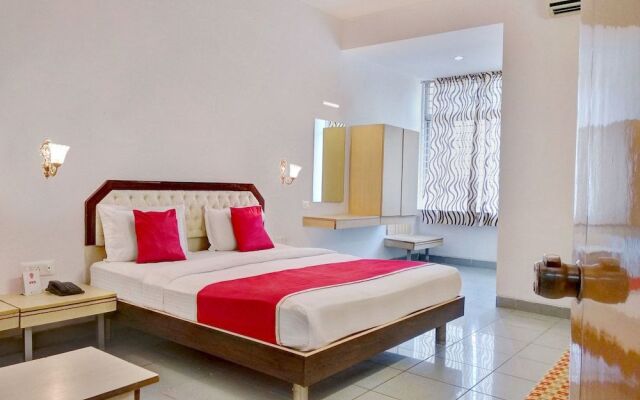 OYO 11093 Hotel Rathod Suites