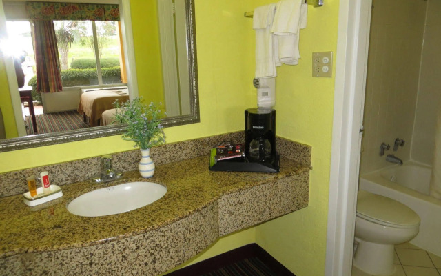 Econo Lodge Savannah Gateway I-95