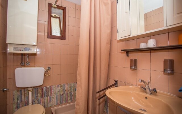 Apartments and rooms Anita