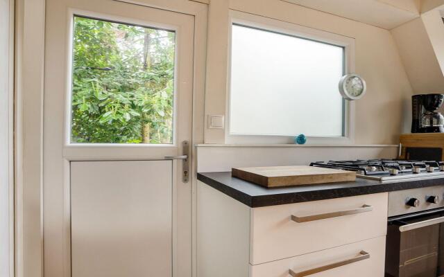 Lanaken Lakeside Cabin Stay