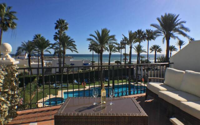 2204-Luxury apt on the beach,new,on duquesa port!