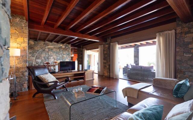 Oasis Villa with swimming pool in 4000m2 garden