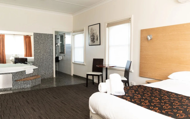 Sphinx Hotel Motel
