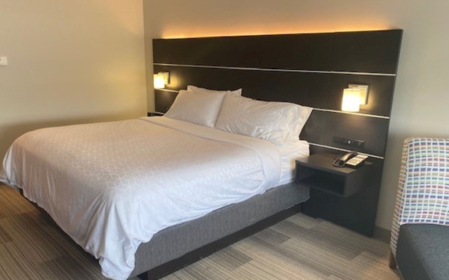 Holiday Inn Express & Suites Warrensburg North by IHG
