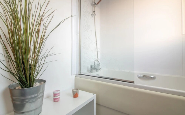 Bright & Spacious 4BD Suburban Home- Free Parking!