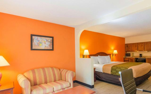 Econo Lodge Inn & Suites Gulfport Airport