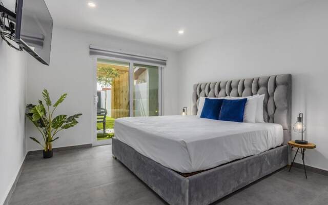 Luxurious Oasis Mins to Beach King Beds Pool