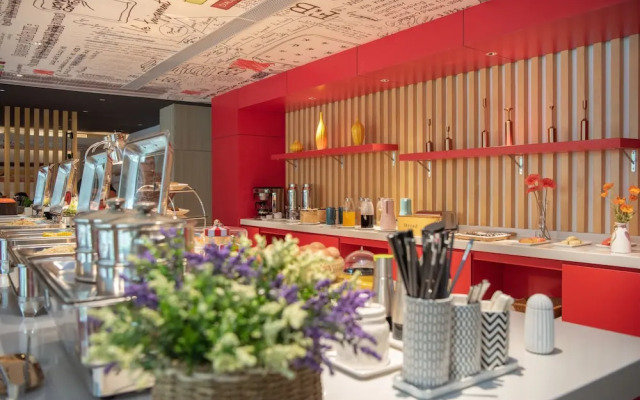 ibis Xinzhou Qiyi Road Hotel