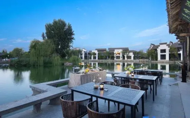 Swan Lake hotel (Taierzhuang Ancient City Scenic Area Branch)