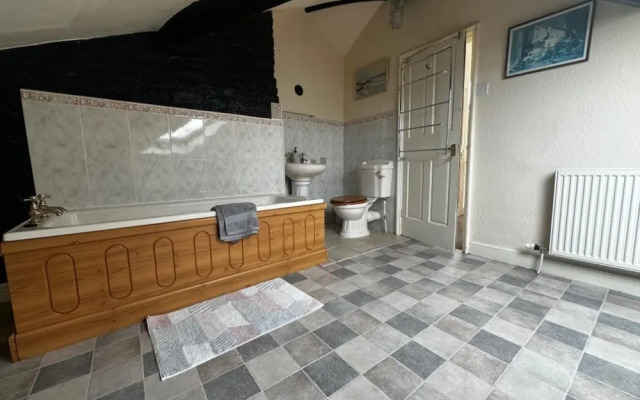 4-beds, Sleeps 8, Sea View & Pet Friendly