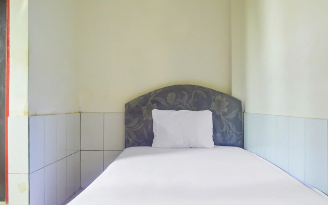 SPOT ON 91623 Pj Guest House Syariah