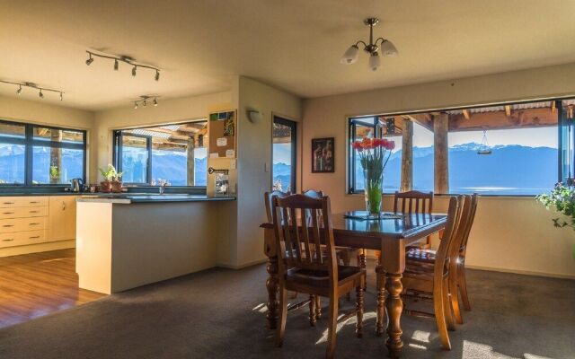 Loch Vista Lake View Villa Accommodation