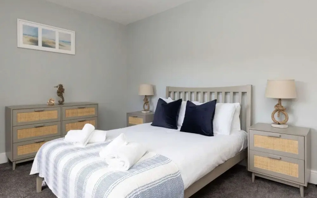 Modern 5-bedroom Retreat Nr Coast