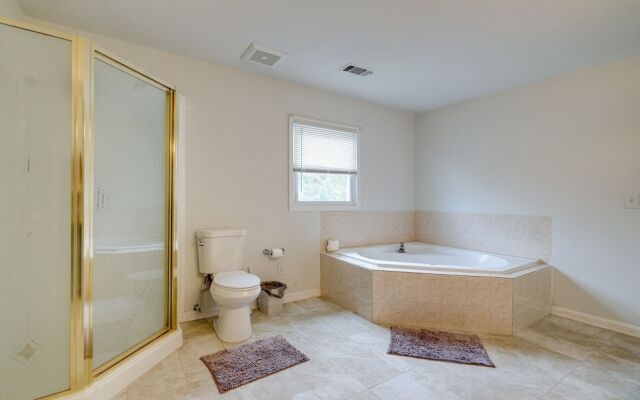 Spacious Triangle Townhome - Near Hiking & Golf!